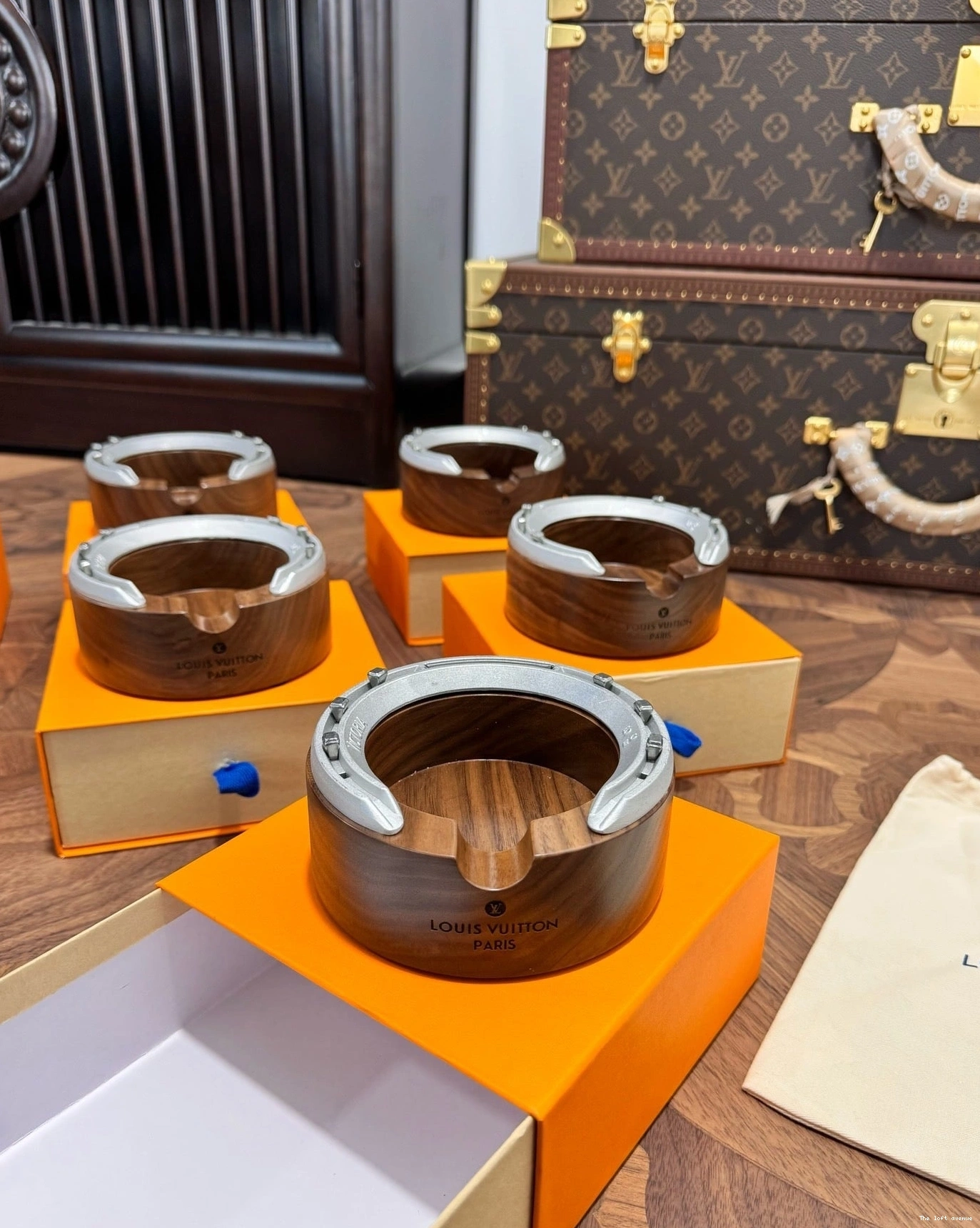 LV CUSTOM ASHTRAY HORSESHOE 0731